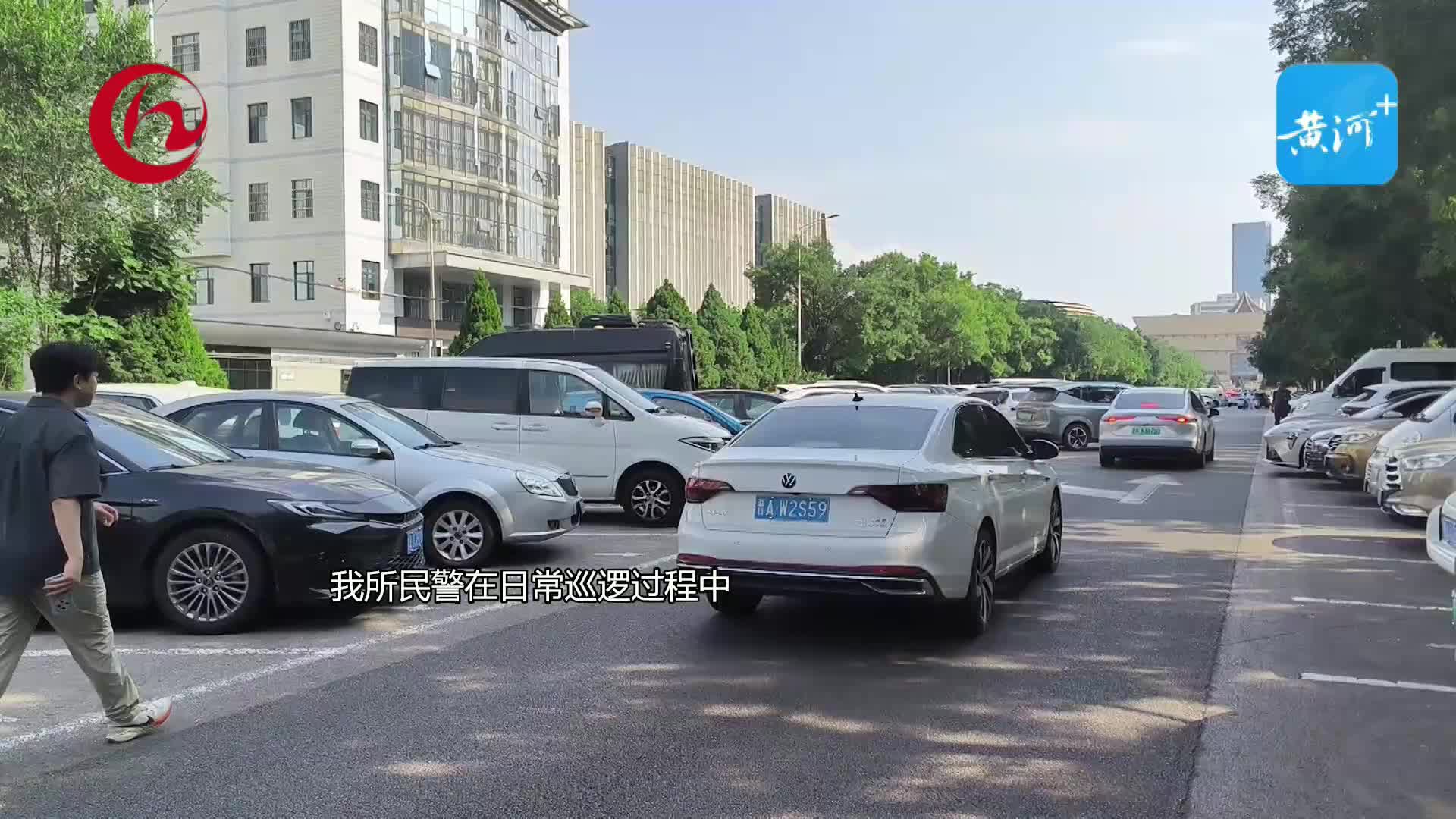 太原  车窗后视镜被贴小广告 当心是诈骗圈套